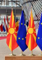 Nordmakedoniske flag og EU flag