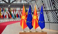 Nordmakedoniske flag og EU flag
