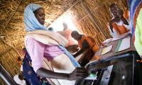 Kvinde fra Sudan, der stemmer ved valg